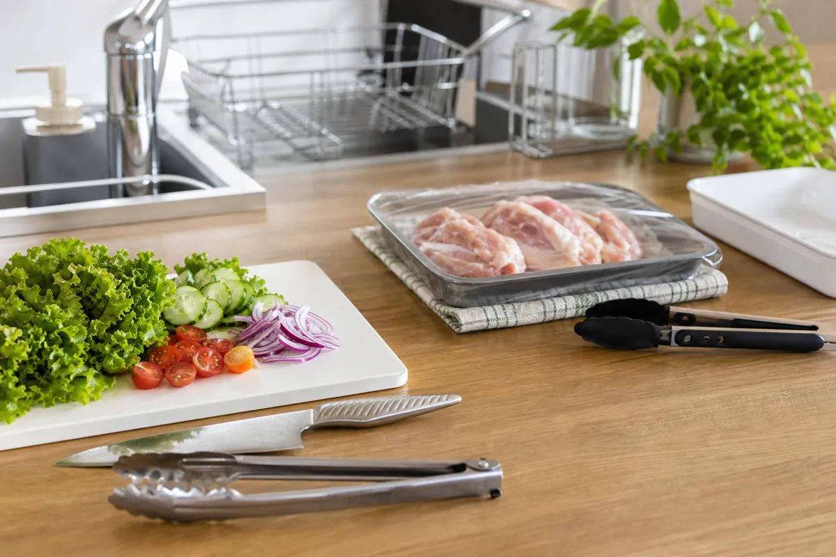 生肉と生野菜を離し、調理器具を使い分けた台所