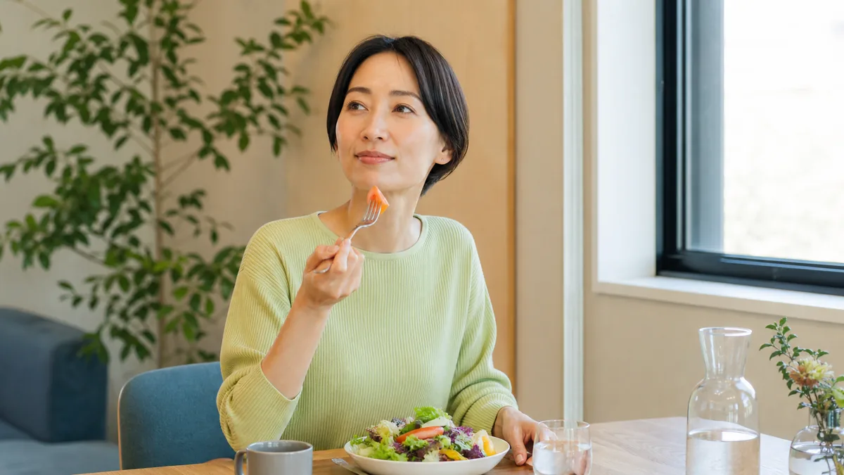 落ち着いて食事をしてよく噛むイメージ