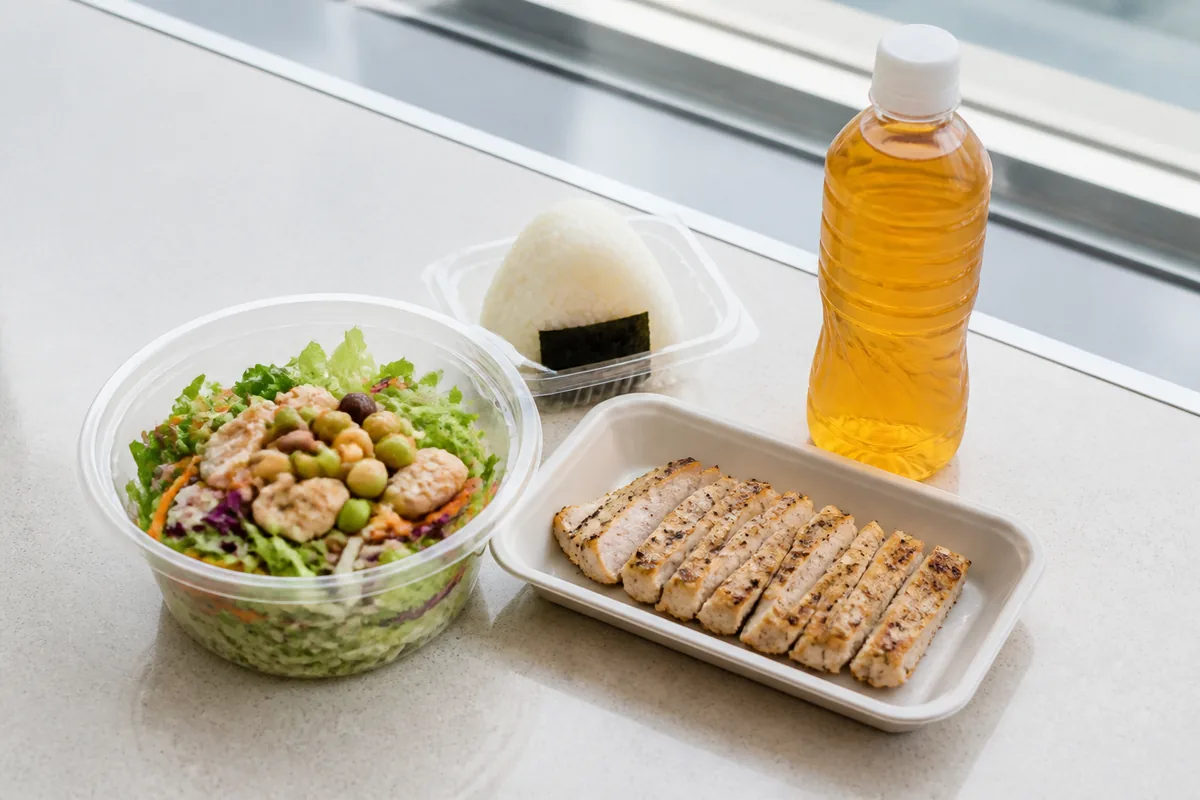 コンビニで選んだサラダと主菜とおにぎり