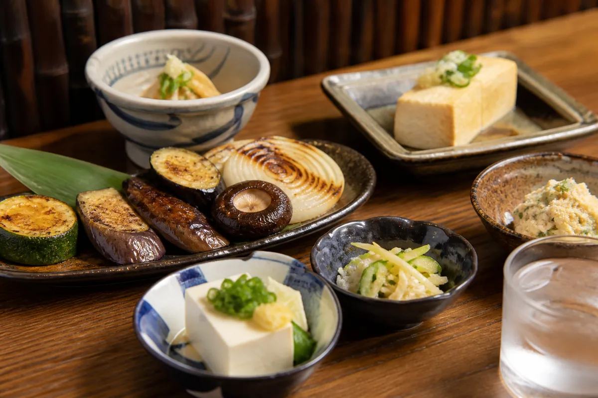 飲み会で少量の料理を組み合わせた食卓